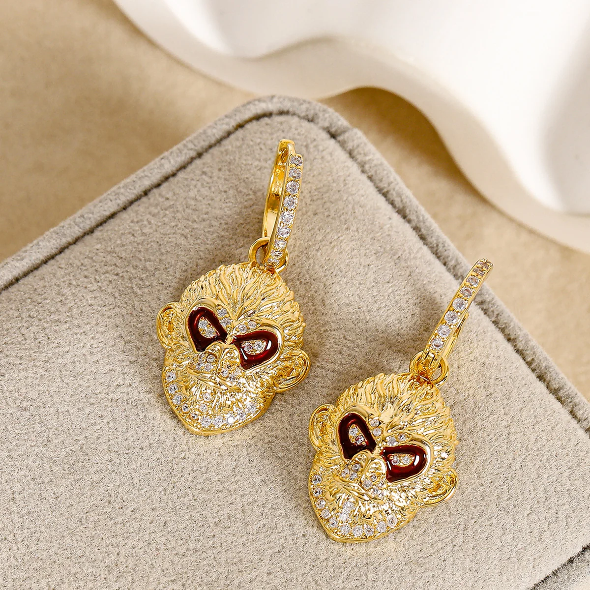 New Vintage Animal Series Earrings Micro Paved Zircon, Elegant Temperament, Gold Plated Fashion Jewelry
New Vintage Animal Series Earrings Micro Paved Zircon, Elegant Temperament, Gold Plated Fashion Jewelry
