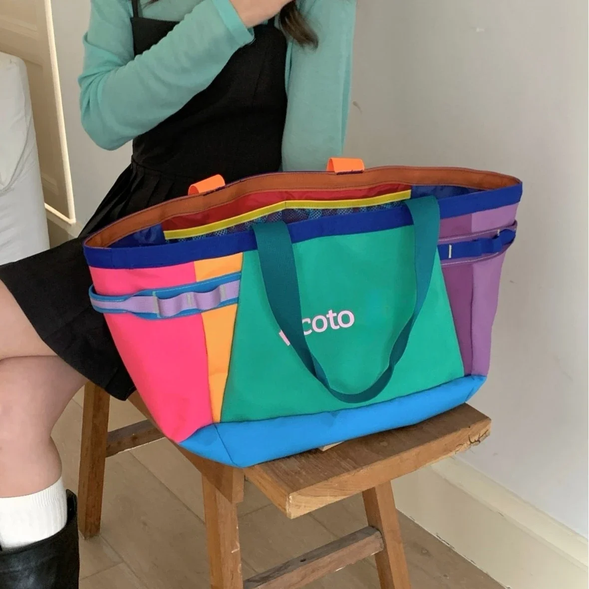 30L rainbow-colored patchwork nylon tote bag, large capacity with multiple side pockets, lightweight shoulder bag, suitable for shopping, travel, and daily outdoor activities.
30L rainbow-colored patchwork nylon tote bag, large capacity with multiple side pockets, lightweight shoulder bag, suitable for shopping, travel, and daily outdoor activities.
