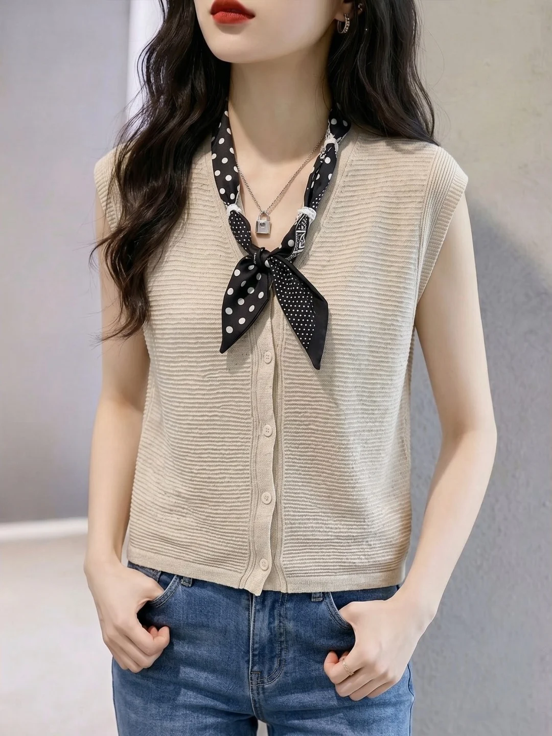 Ladies' Ice Silk Knitted Top Single Button Loose V-Neck Summer Fashionable Youthful Design Commute Style Short Sleeve Knitwear
Ladies' Ice Silk Knitted Top Single Button Loose V-Neck Summer Fashionable Youthful Design Commute Style Short Sleeve Knitwear