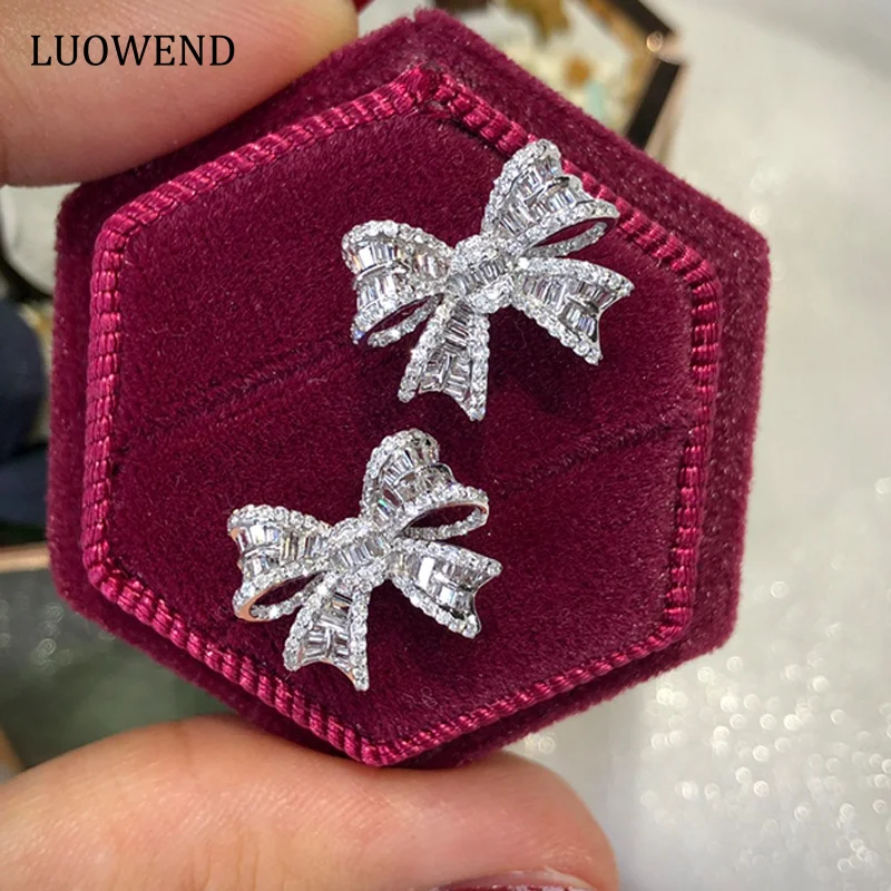 Серьги LUOWEND из белого золота 18 карат, серьги-гвоздики с натуральным бриллиантом 1,0 карат для женщин, Роскошные ювелирные украшения с бантом для помолвки
Серьги LUOWEND из белого золота 18 карат, серьги-гвоздики с натуральным бриллиантом 1,0 карат для женщин, Роскошные ювелирные украшения с бантом для помолвки