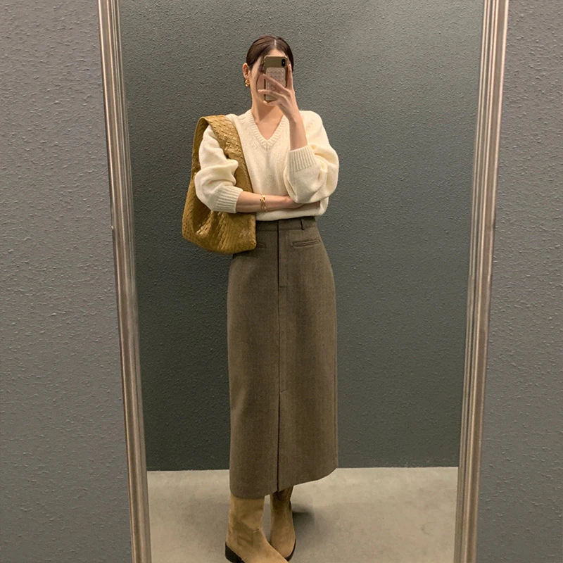 High-end gray woolen skirt for women, autumn and winter, front slit, straight fit, bodycon skirt, suitable for commuting and wor
High-end gray woolen skirt for women, autumn and winter, front slit, straight fit, bodycon skirt, suitable for commuting and wor
