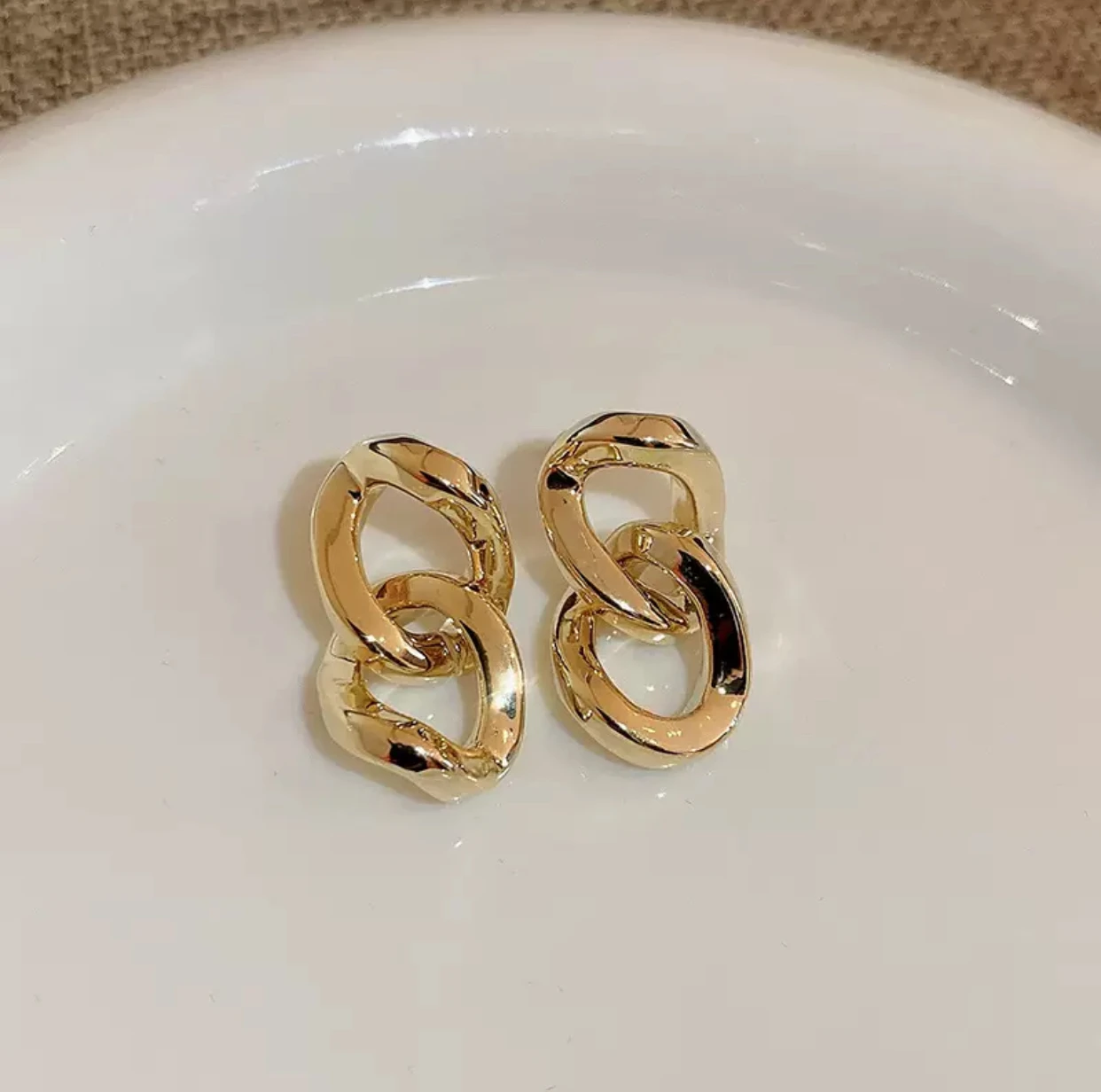 Simple European and American metal earrings, high-end feeling, temperament, double-ring earrings, fashionable, luxurious, versat
Simple European and American metal earrings, high-end feeling, temperament, double-ring earrings, fashionable, luxurious, versat
