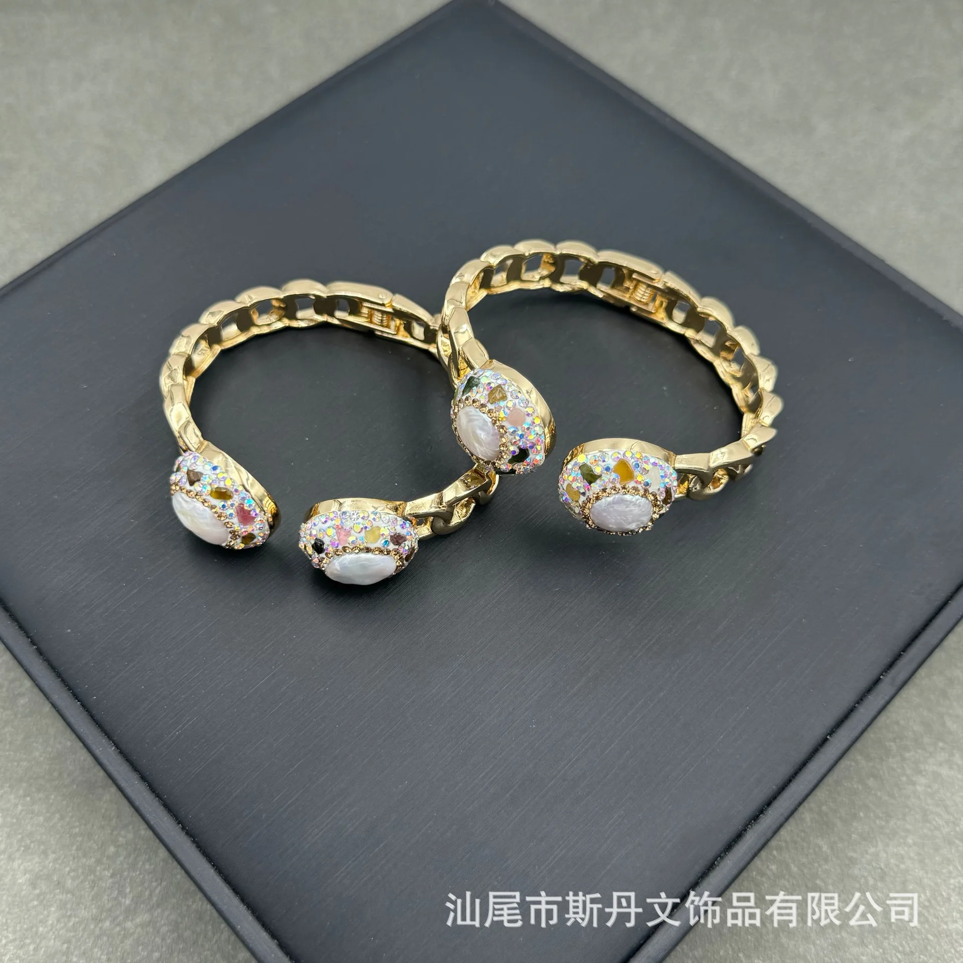 Natural Baroque pearl inlaid rough stone personalized niche high-end bracelet, live broadcast source manufacturer wholesale
Natural Baroque pearl inlaid rough stone personalized niche high-end bracelet, live broadcast source manufacturer wholesale