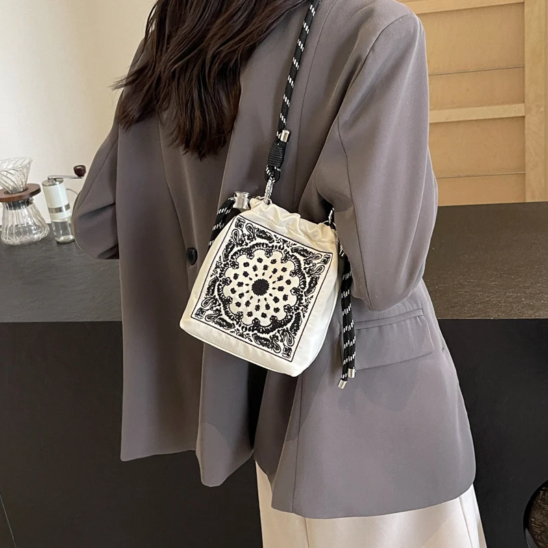 Summer New Chinese Embroidery Canvas Tote Women's Casual Multi-functional Shoulder Crossbody Bag Daily Commuting Phone Pouch bag
Summer New Chinese Embroidery Canvas Tote Women's Casual Multi-functional Shoulder Crossbody Bag Daily Commuting Phone Pouch bag
