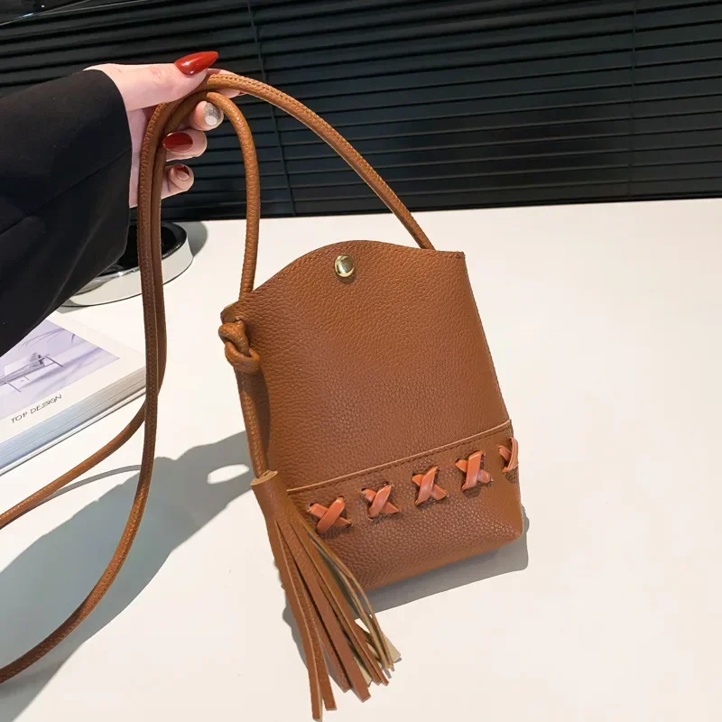 Premium small handbag women's versatile messenger bag exquisite super hot mobile phone bag
Premium small handbag women's versatile messenger bag exquisite super hot mobile phone bag