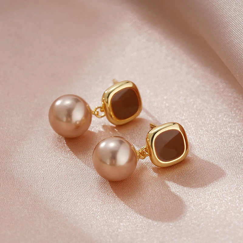Classic vintage champagne pearl earrings for women brown color small and exquisite trend elegant Drop earings banquet jewelry
Classic vintage champagne pearl earrings for women brown color small and exquisite trend elegant Drop earings banquet jewelry