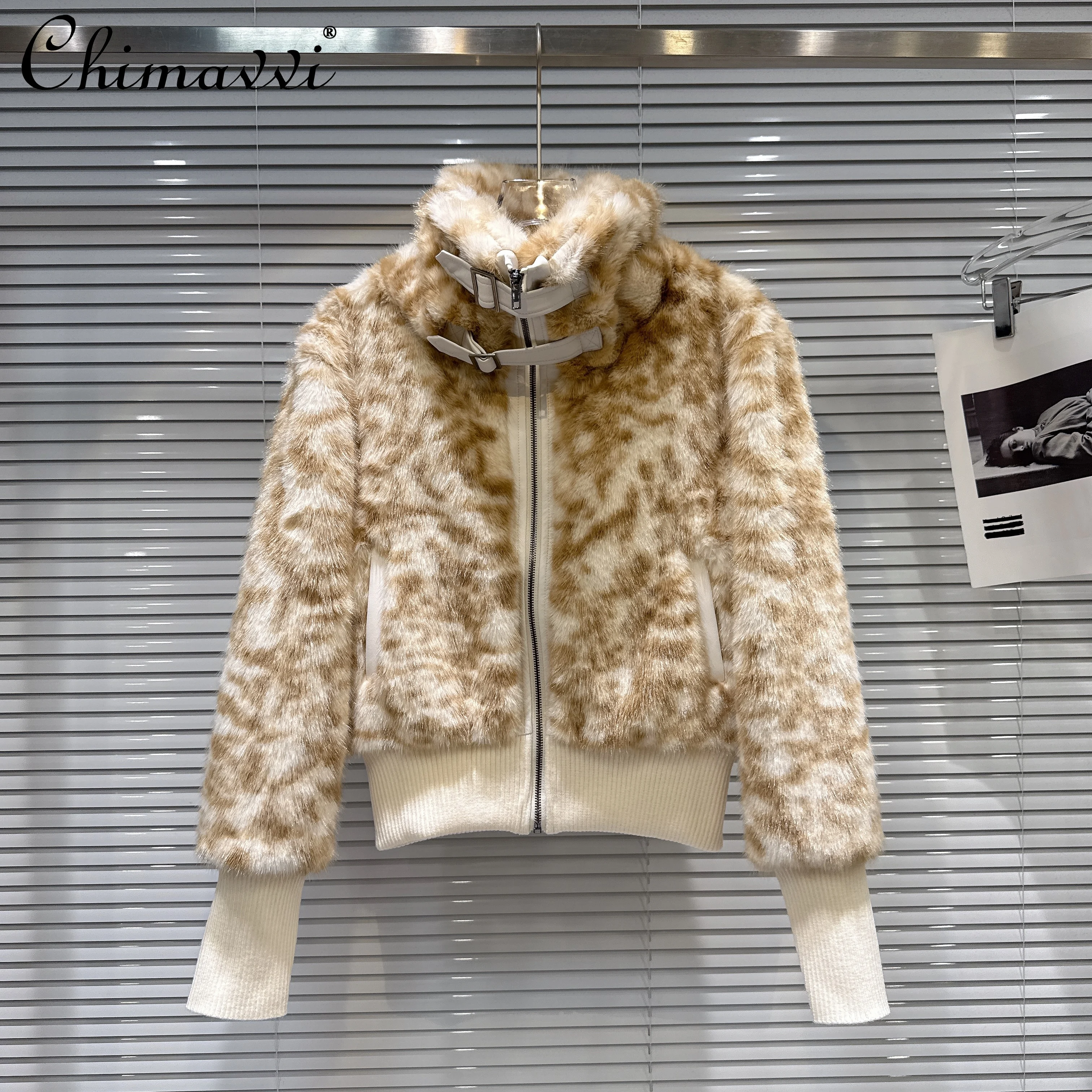 Модная уличная одежда с леопардовым принтом, пальто из искусственного меха, воротник-стойка, искусственная пуговица, длинный рукав, молния, универсальные плюшевые короткие куртки для женщин
Модная уличная одежда с леопардовым принтом, пальто из искусственного меха, воротник-стойка, искусственная пуговица, длинный рукав, молния, универсальные плюшевые короткие куртки для женщин