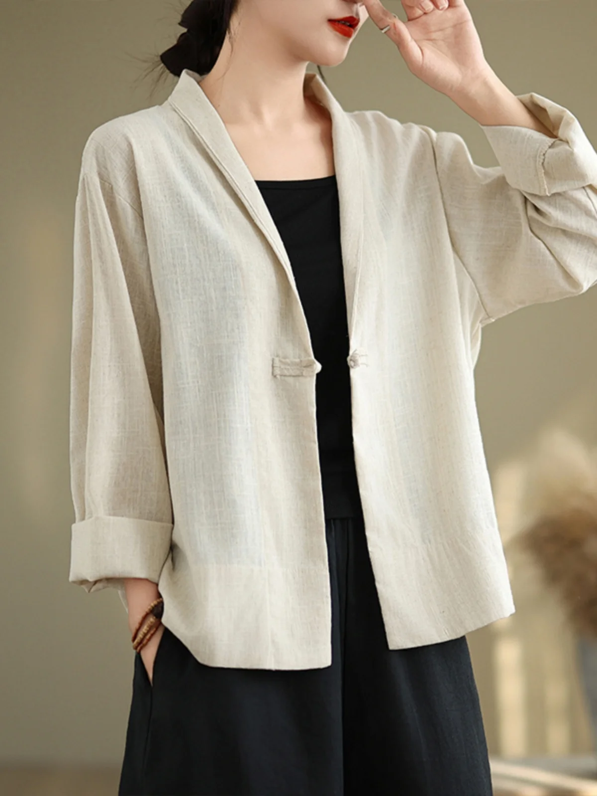 Новый китайский джинт из хлопка и льна, женский ранний осенний топ в стиле ретро в национальном стиле Hanfu с v-образным вырезом на одной пуговице
Новый китайский джинт из хлопка и льна, женский ранний осенний топ в стиле ретро в национальном стиле Hanfu с v-образным вырезом на одной пуговице