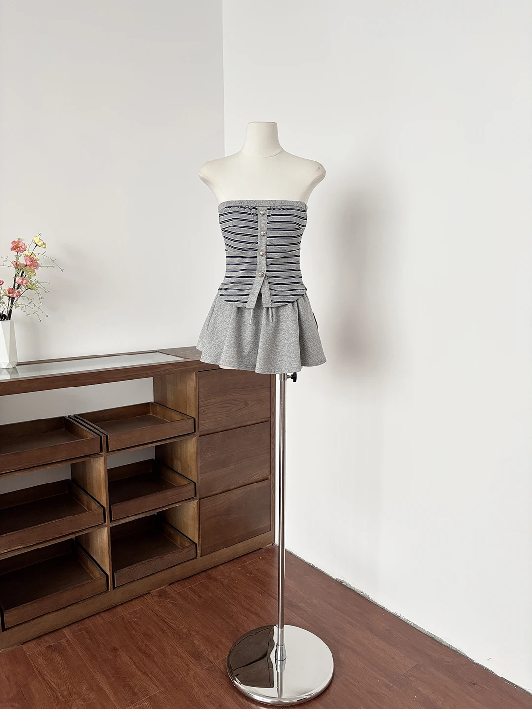 Sexy Striped Tube Top Shoulder Bared Waist Cinched Vest Top High Waist Short Skirt Tennis Skirt Two Piece Set Women Summer
Sexy Striped Tube Top Shoulder Bared Waist Cinched Vest Top High Waist Short Skirt Tennis Skirt Two Piece Set Women Summer