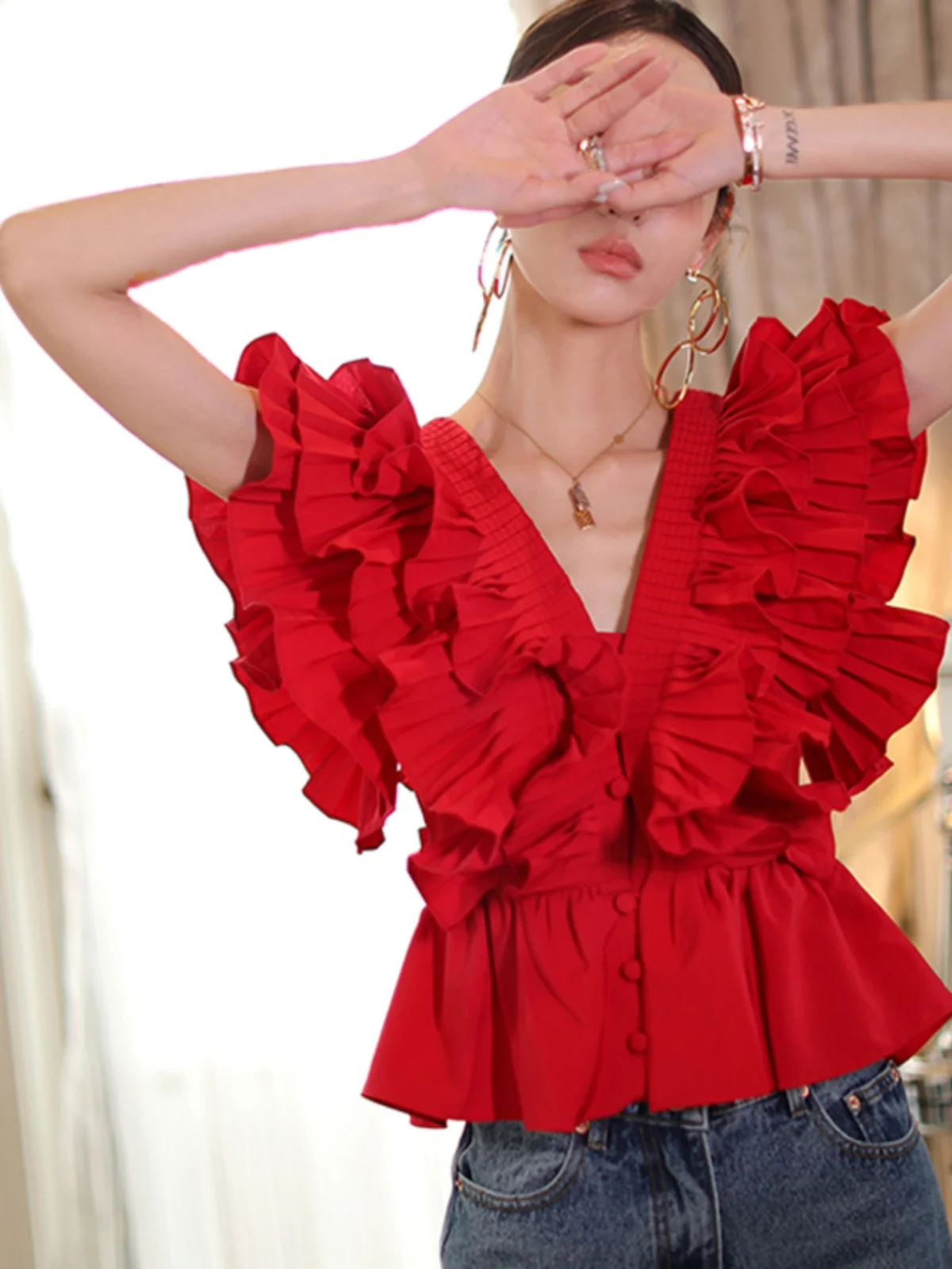 Красная плиссированная короткая рубашка без рукавов для женщин, летняя модная уличная одежда на одной пуговице с цветочным принтом в корейском стиле, свободный крой
Красная плиссированная короткая рубашка без рукавов для женщин, летняя модная уличная одежда на одной пуговице с цветочным принтом в корейском стиле, свободный крой