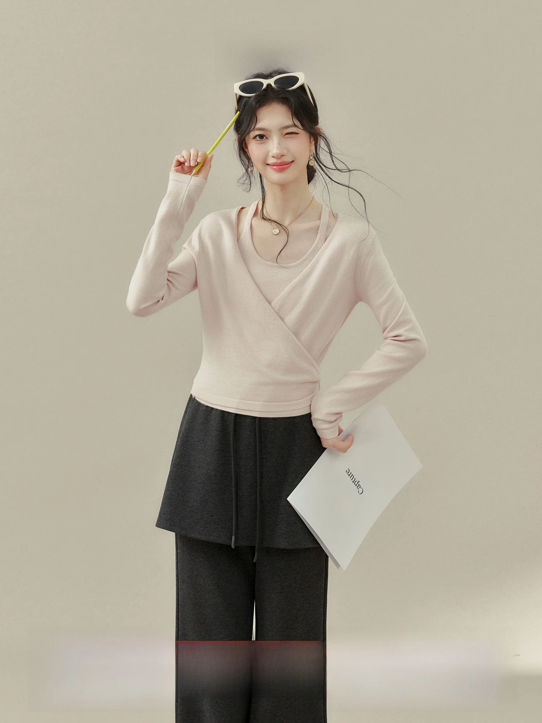 Весенний розовый рабочий костюм-двойка: вязаный жилет с глубоким V-образным вырезом и поясом, а также облегающий вязаный топ с длинными рукавами для женщин
Весенний розовый рабочий костюм-двойка: вязаный жилет с глубоким V-образным вырезом и поясом, а также облегающий вязаный топ с длинными рукавами для женщин