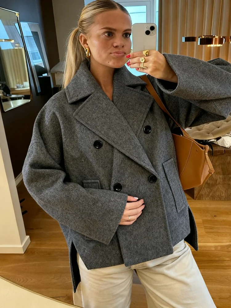 Женский серый костюм, шерстяное пальто с воротником и v-образным вырезом, однобортная куртка с карманами, 2021, женская осенняя повседневная модная уличная одежда для пригородных поездок
Женский серый костюм, шерстяное пальто с воротником и v-образным вырезом, однобортная куртка с карманами, 2021, женская осенняя повседневная модная уличная одежда для пригородных поездок