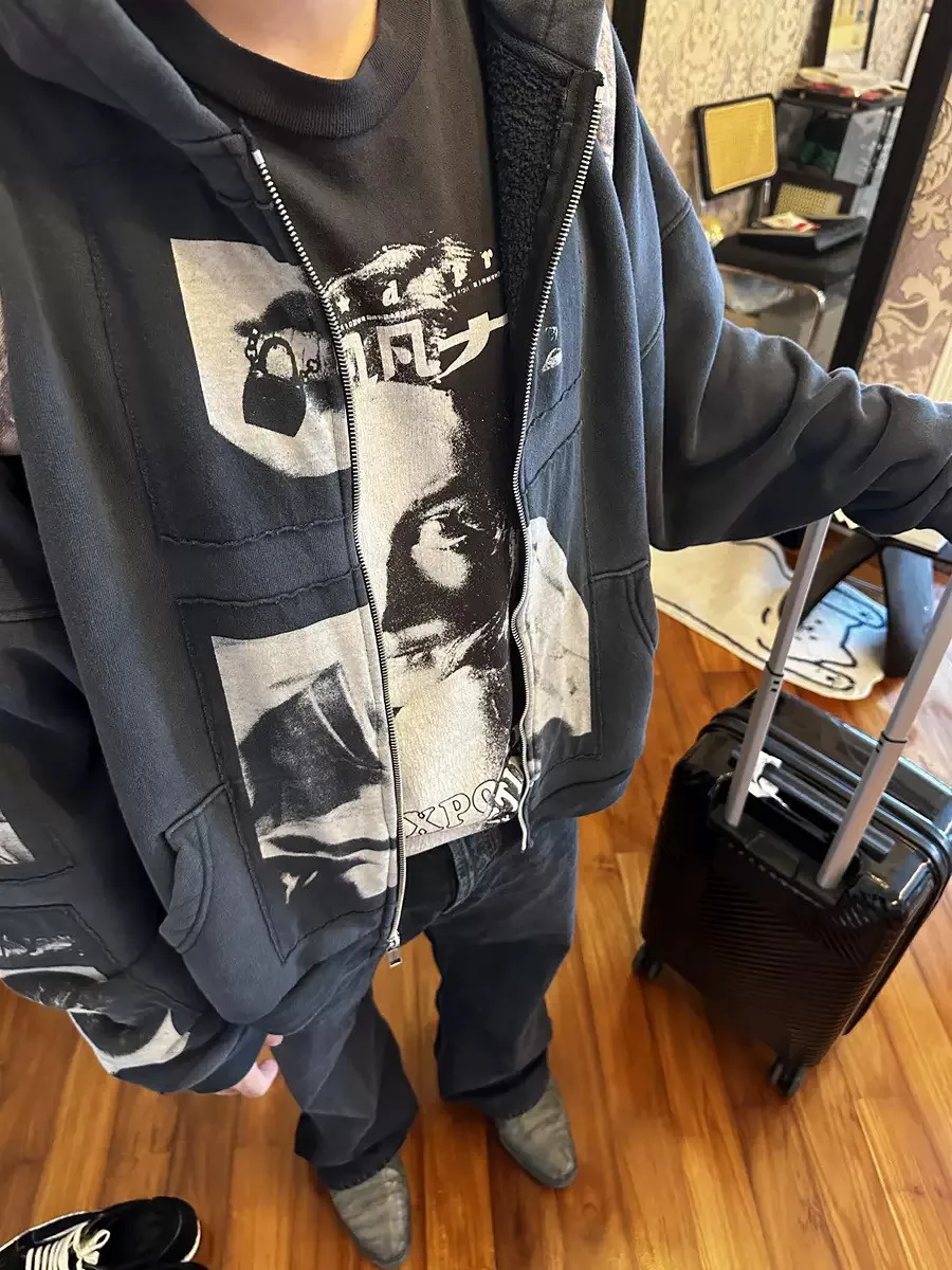 ER/D 24ss sticker zip old washed boxy zip hoodie
ER/D 24ss sticker zip old washed boxy zip hoodie
