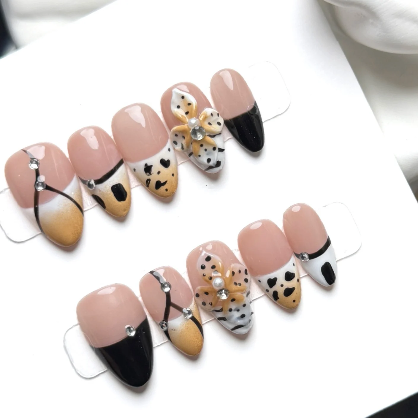 10pcs French Manicure Press on Nails Handmade Leopard Print with Hand Painted Flower Style Perfect for Women Girls Parties
10pcs French Manicure Press on Nails Handmade Leopard Print with Hand Painted Flower Style Perfect for Women Girls Parties