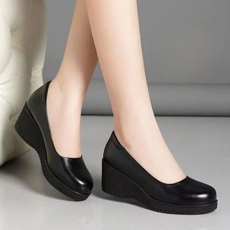 Женские модные легкие черные весенние удобные туфли на танкетке, стильные черные кожаные туфли на каблуке
Женские модные легкие черные весенние удобные туфли на танкетке, стильные черные кожаные туфли на каблуке