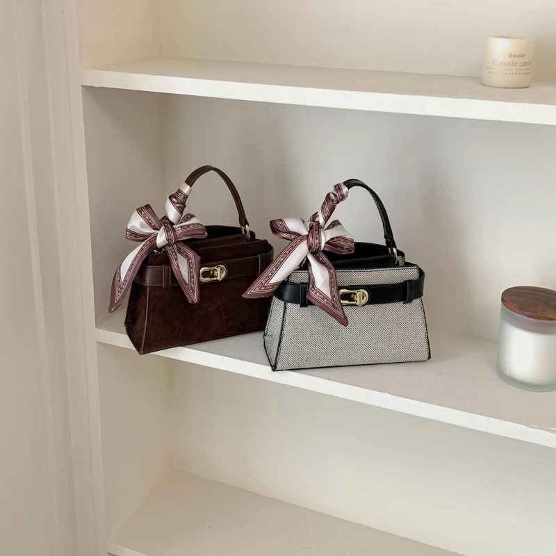 Luxury Spliced Color Block Handbag Fashionable Women's Shoulder Bag with Silk Scarf Accessory Butterfly Knot Metal Buckle Retro
Luxury Spliced Color Block Handbag Fashionable Women's Shoulder Bag with Silk Scarf Accessory Butterfly Knot Metal Buckle Retro