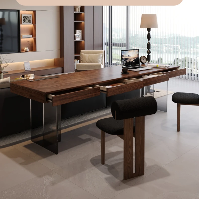 Итальянский стол из массива дерева, рабочая поверхность из двухслойной южноамериканской древесины ореха.
Итальянский стол из массива дерева, рабочая поверхность из двухслойной южноамериканской древесины ореха.