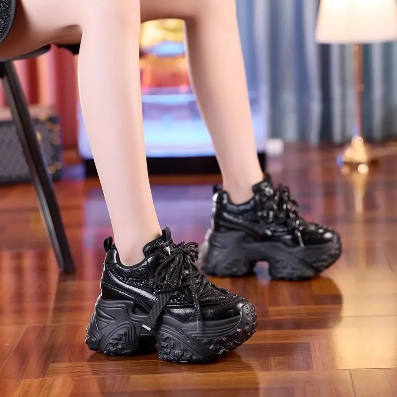 Женская обувь для папы весна-осень 2023 года, повседневная универсальная обувь для миниатюрных повседневных туфель на толстой подошве 10 см с невидимым подъемом
Женская обувь для папы весна-осень 2023 года, повседневная универсальная обувь для миниатюрных повседневных туфель на толстой подошве 10 см с невидимым подъемом