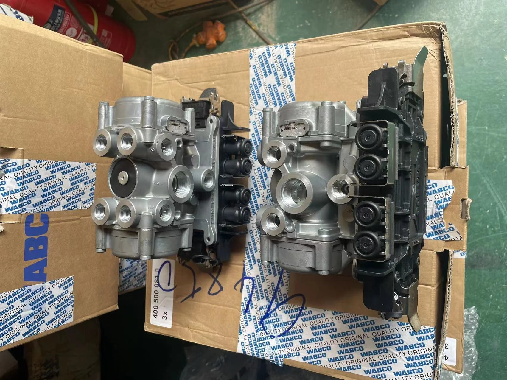 Original 4005000810 1519383 1932575 4005000700 ABS VCS2 4S/3M -Q KAMAZ 5490 54901 6580 V-OLVO S-CANIA DAF MAN
Original 4005000810 1519383 1932575 4005000700 ABS VCS2 4S/3M -Q KAMAZ 5490 54901 6580 V-OLVO S-CANIA DAF MAN