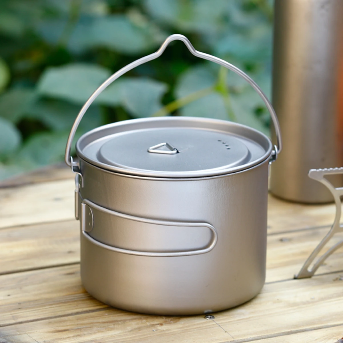 Titanium Hanging Pot 1.6L Foldable Handle Cookware Portable Outdoor Hiking Camping Cookware Titanium Pot with Lid Mesh Bag
Titanium Hanging Pot 1.6L Foldable Handle Cookware Portable Outdoor Hiking Camping Cookware Titanium Pot with Lid Mesh Bag