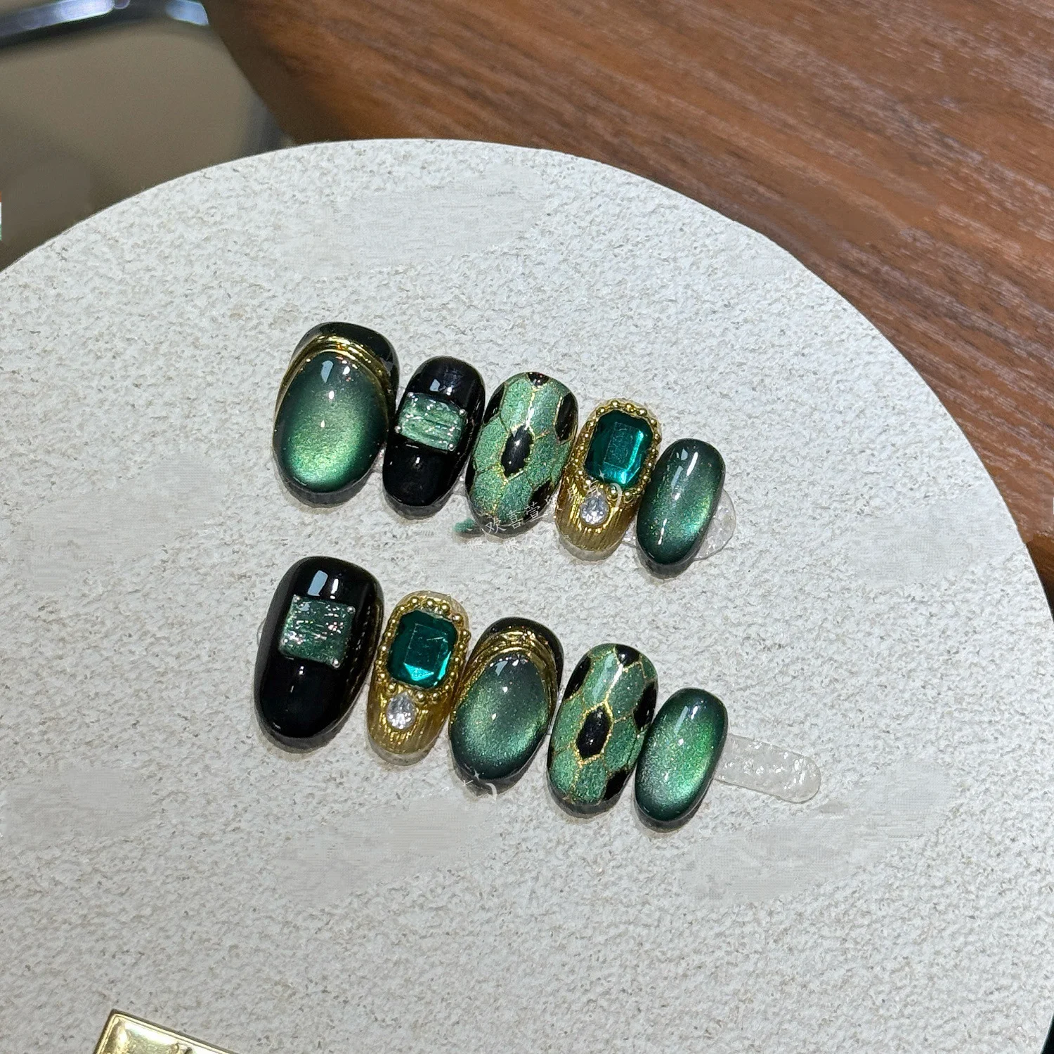 Cat's Eye Displays White Snake Pattern Aristocratic High-End Original Design Wear Nail Source Manicure
Cat's Eye Displays White Snake Pattern Aristocratic High-End Original Design Wear Nail Source Manicure