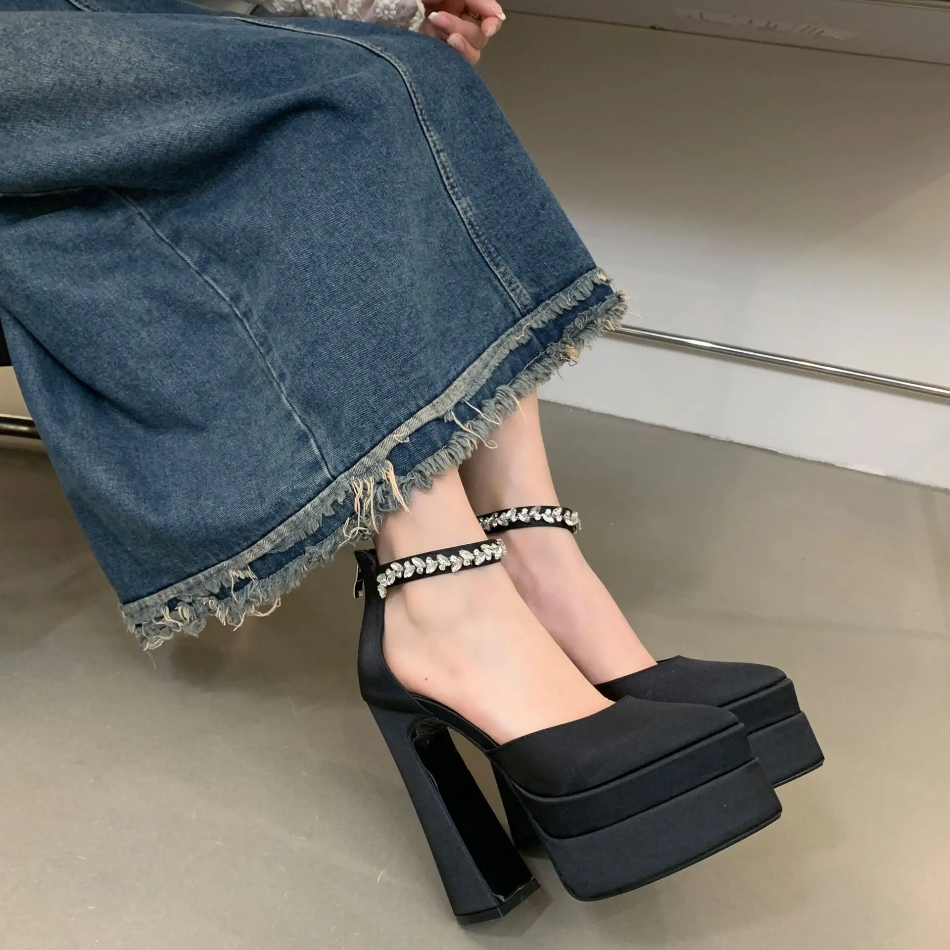 15cm Women's Summer New Style Thick Heel Waterproof Platform Model Show Shoes Pointed-Toe High Heels Women's Sandals
15cm Women's Summer New Style Thick Heel Waterproof Platform Model Show Shoes Pointed-Toe High Heels Women's Sandals