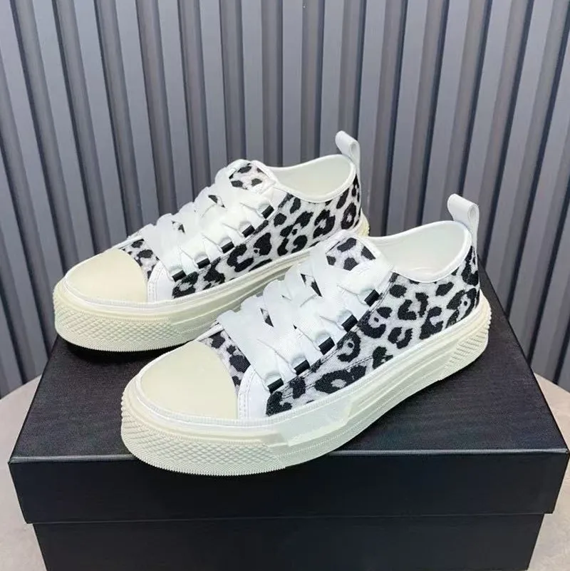 2026 Little White Shoes Women's Versatile Genuine Leather Thick Bottom Color blocked Sports Height Boosting Couple Casual Board
2026 Little White Shoes Women's Versatile Genuine Leather Thick Bottom Color blocked Sports Height Boosting Couple Casual Board