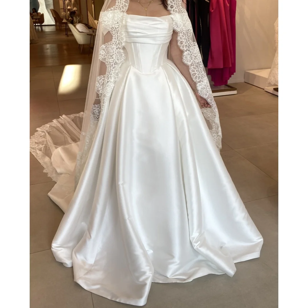 Custom Off Shoulder Satin Ball Gown Wedding Dress Corset Bodice with Lace Veil Elegant Court Train Bridal Gown for Women
Custom Off Shoulder Satin Ball Gown Wedding Dress Corset Bodice with Lace Veil Elegant Court Train Bridal Gown for Women