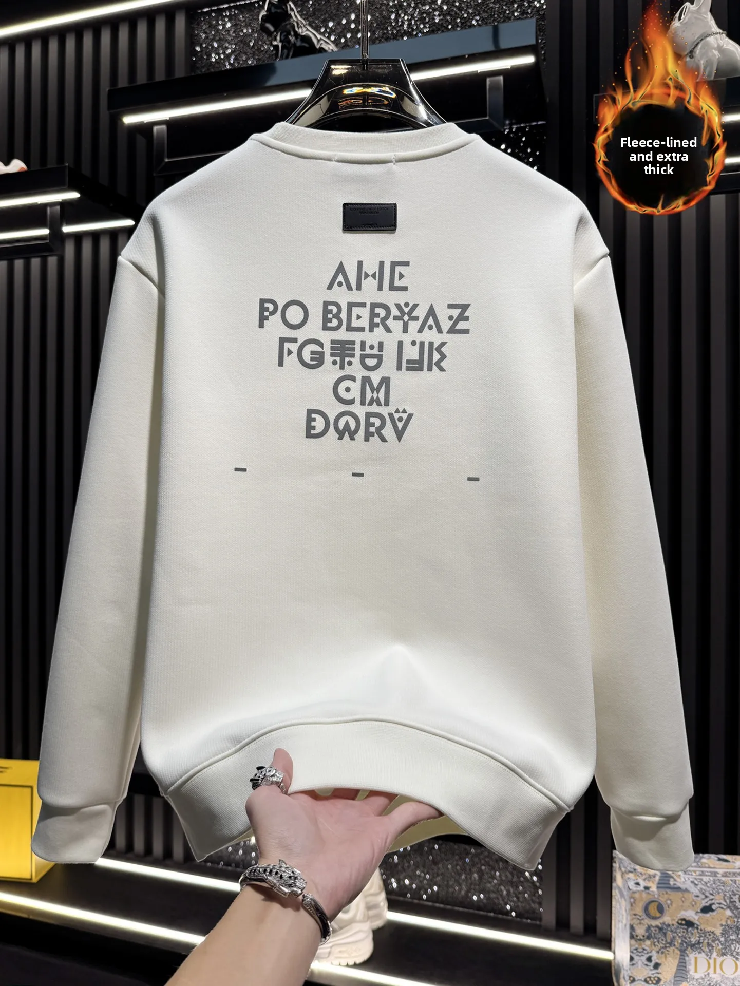 European Sle Fce Lined round Ne Printed Lettering Thiened Hoodie Men's Winter Faion Slim Fit Long Sve Base irt
European Sle Fce Lined round Ne Printed Lettering Thiened Hoodie Men's Winter Faion Slim Fit Long Sve Base irt