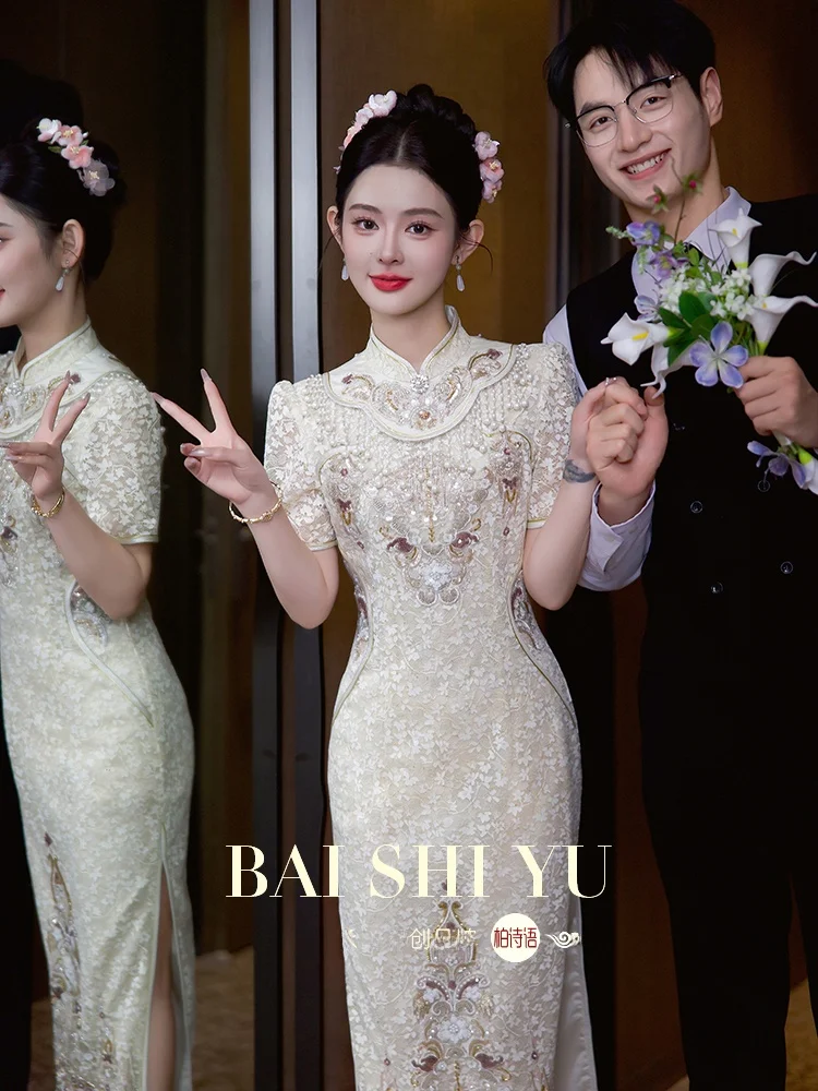 Новое китайское свадебное ципао Bosiy Linglong для молодых женщин: летнее, дышащее, из полиэстера, с изысканной отделкой, с коротким рукавом.
Новое китайское свадебное ципао Bosiy Linglong для молодых женщин: летнее, дышащее, из полиэстера, с изысканной отделкой, с коротким рукавом.