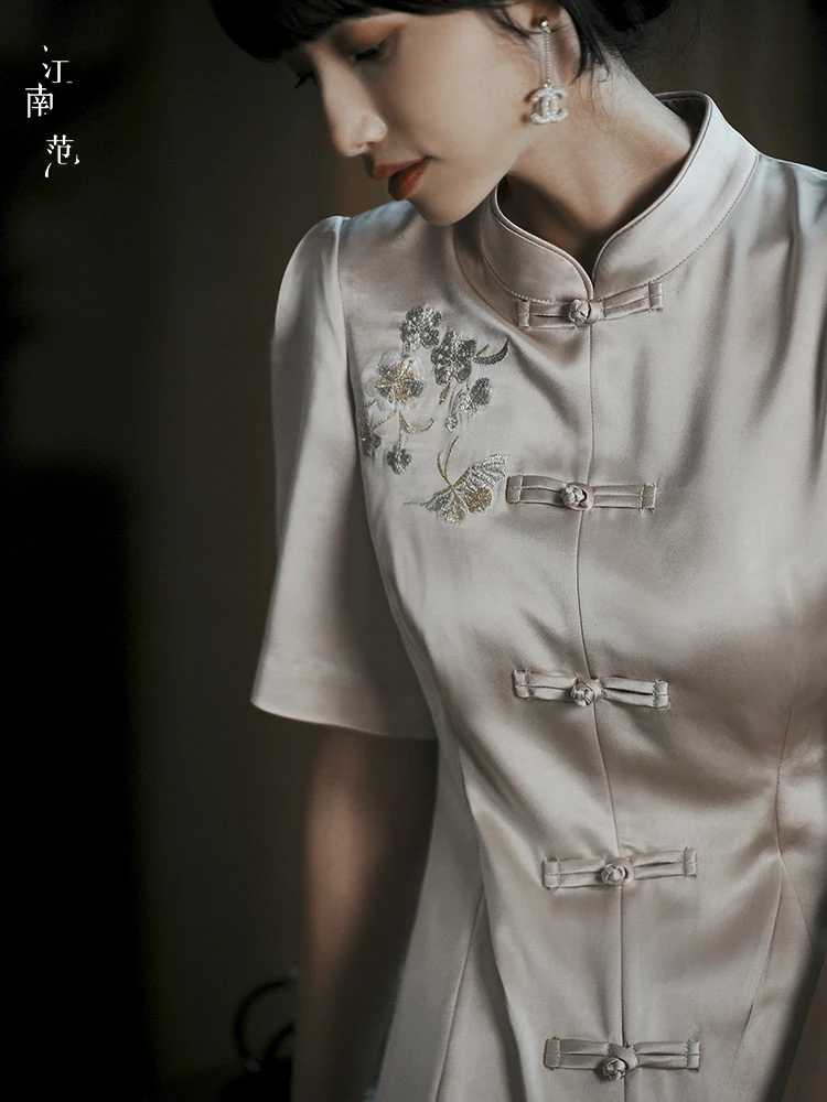 Юбка-ципао из ацетатного атласа с вышивкой, застежкой на пуговицы и А-образным подолом в китайском стиле
Юбка-ципао из ацетатного атласа с вышивкой, застежкой на пуговицы и А-образным подолом в китайском стиле