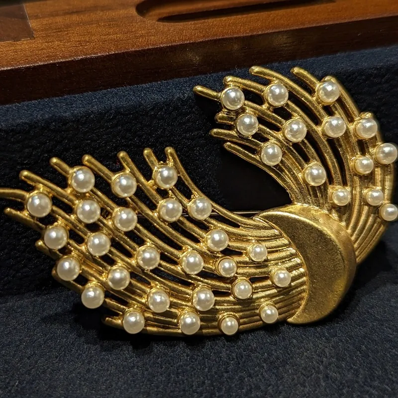 Новая женская брошь Dugu с позолоченным жемчугом в форме луны, дизайнерская роскошная очаровательная брошь высокого качества для женщин
Новая женская брошь Dugu с позолоченным жемчугом в форме луны, дизайнерская роскошная очаровательная брошь высокого качества для женщин