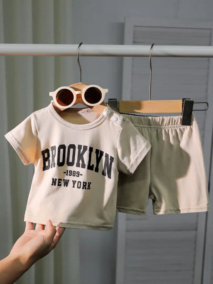 2025 Summer Letter Print Short Sleeve T-Shirt and Solid Color Shorts Casual Two-Piece Set
2025 Summer Letter Print Short Sleeve T-Shirt and Solid Color Shorts Casual Two-Piece Set
