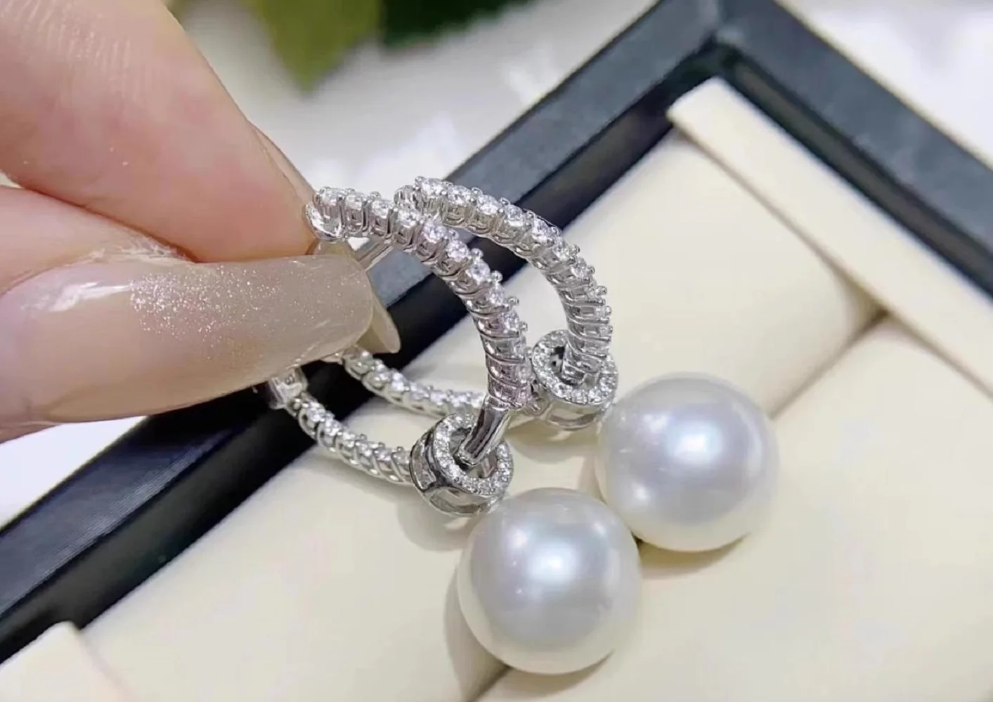 Gorgeous Natural South Sea Pearl Round AAA10-11 mm White Pearl Earrings 925s
Gorgeous Natural South Sea Pearl Round AAA10-11 mm White Pearl Earrings 925s