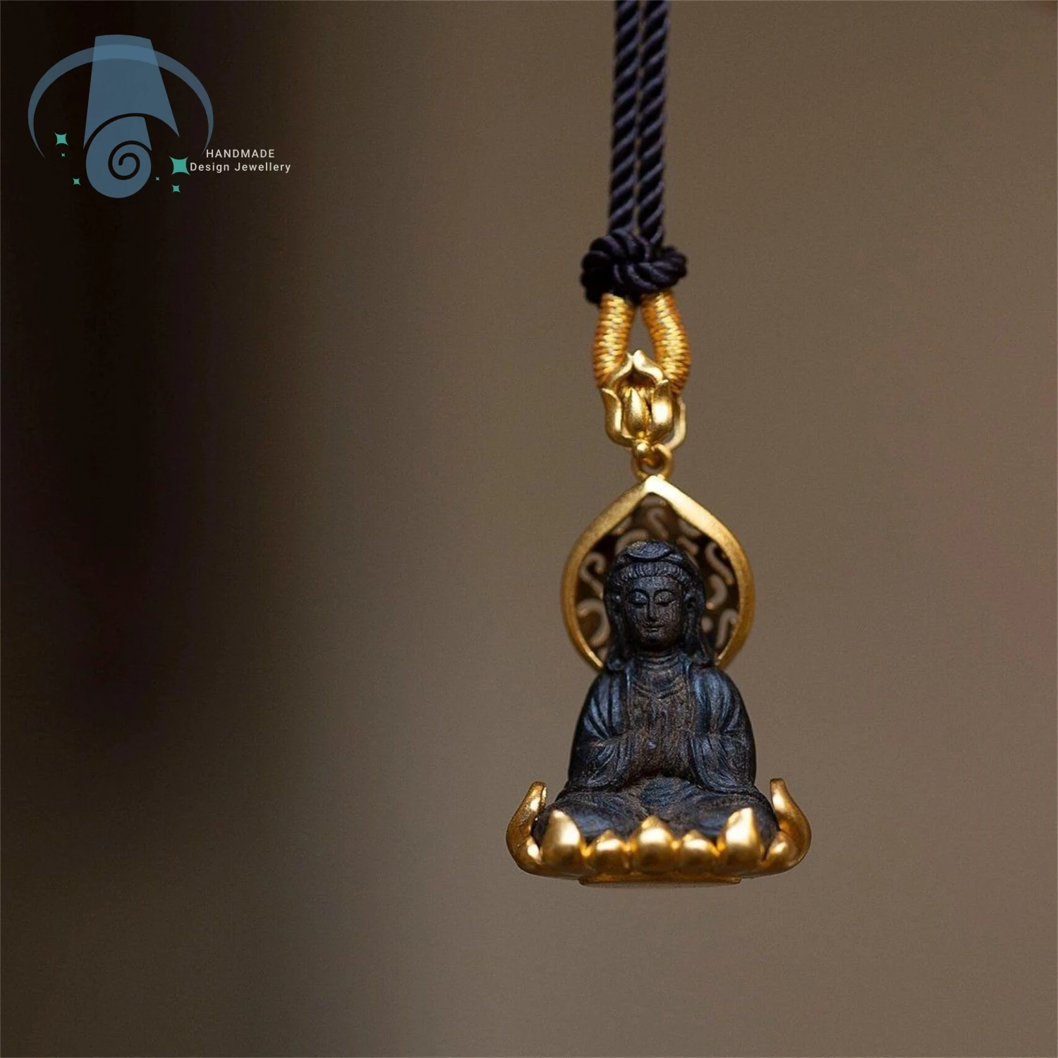 Портативный кулон Гуаньинь, мини-ожерелье из медного сплава, ретро, винтажный, новый китайский стиль для повседневного ношения, безопасность мира и счастья
Портативный кулон Гуаньинь, мини-ожерелье из медного сплава, ретро, винтажный, новый китайский стиль для повседневного ношения, безопасность мира и счастья