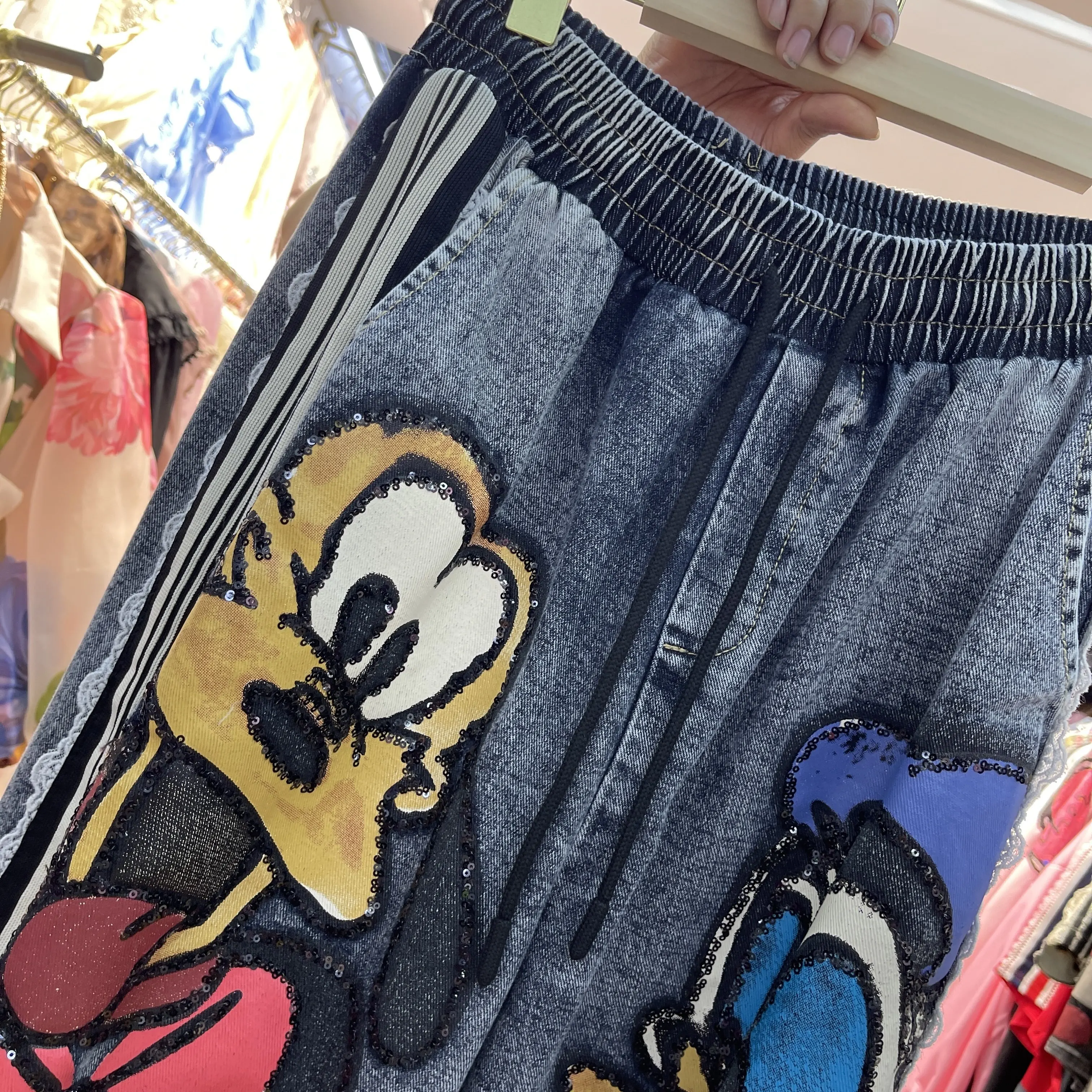 2025 New Autumn Colorblock Sequins Mickey Printed Women Denim Trousers Straight Jeans Elastic Waist Wide Leg Casual Pants Blue
2025 New Autumn Colorblock Sequins Mickey Printed Women Denim Trousers Straight Jeans Elastic Waist Wide Leg Casual Pants Blue
