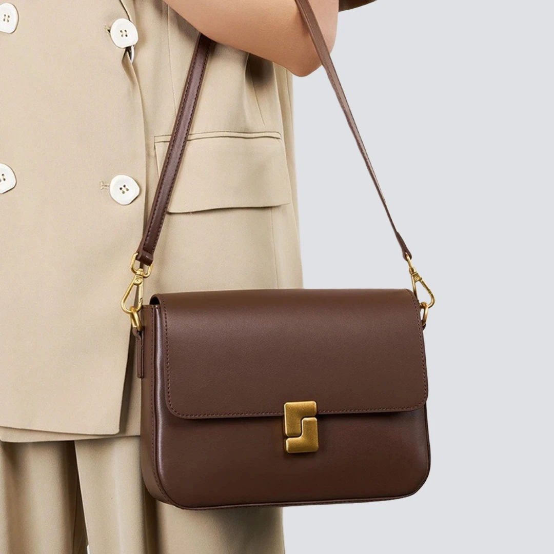 Новая женская маленькая квадратная сумка через плечо из натуральной кожи, винтажная пригородная сумка на плечо с металлической пряжкой, модная повседневная сумка
Новая женская маленькая квадратная сумка через плечо из натуральной кожи, винтажная пригородная сумка на плечо с металлической пряжкой, модная повседневная сумка