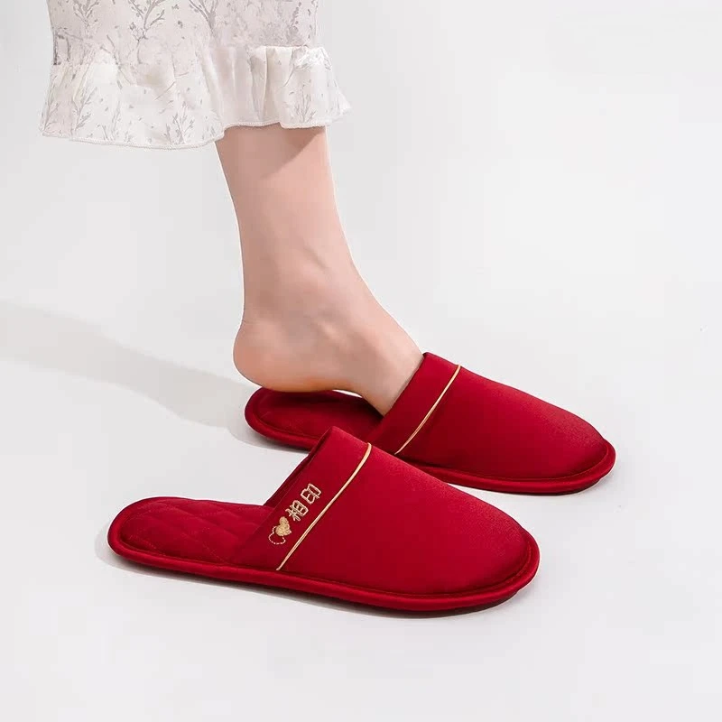 Элитные красные свадебные тапочки для пар с противоскользящим дизайном, идеально подходящие как домашние тапочки для женщин и мужчин в свадебные дни.
Элитные красные свадебные тапочки для пар с противоскользящим дизайном, идеально подходящие как домашние тапочки для женщин и мужчин в свадебные дни.