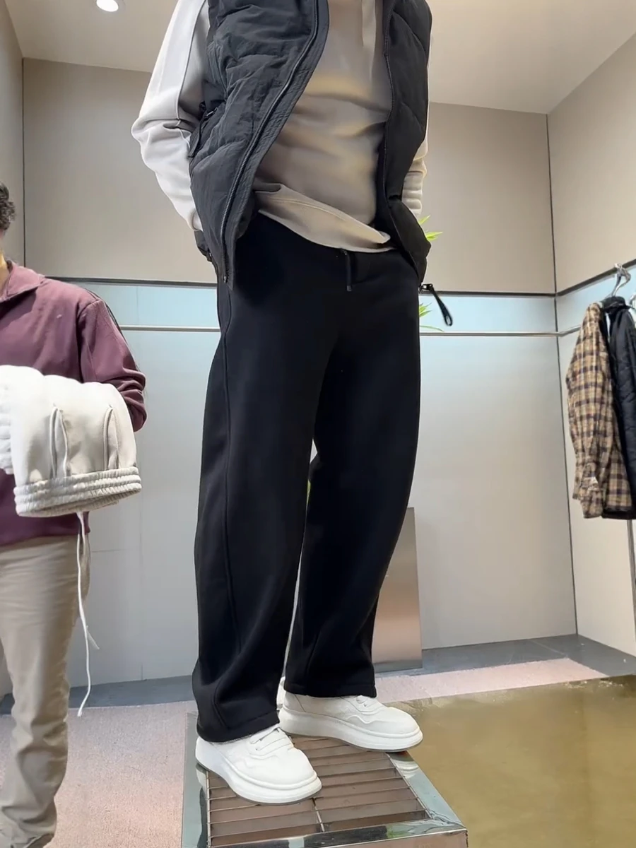 Модные мужские спортивные брюки прямого кроя, осенне-зимняя новинка, теплые повседневные брюки, молодежные брюки со средней талией, длинные брюки
Модные мужские спортивные брюки прямого кроя, осенне-зимняя новинка, теплые повседневные брюки, молодежные брюки со средней талией, длинные брюки