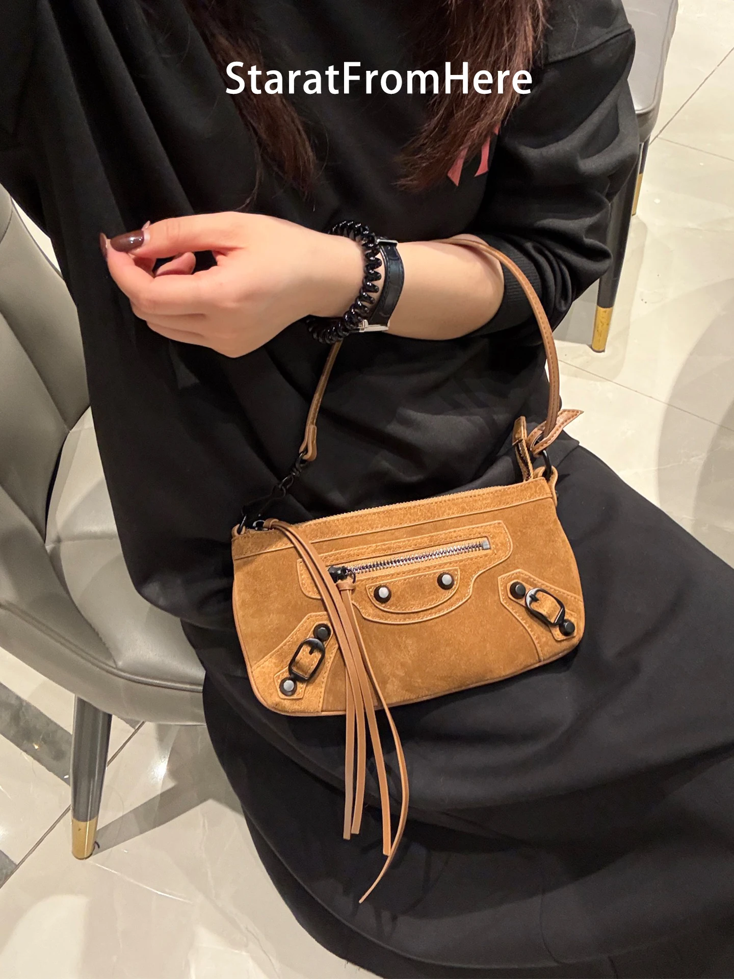 StartFromHere Motorcycle Suede Underarm Bag Women's Faionable Crossbody Small Bag Oil Wax Leather Mahjong Bag Casual Simple...
StartFromHere Motorcycle Suede Underarm Bag Women's Faionable Crossbody Small Bag Oil Wax Leather Mahjong Bag Casual Simple...