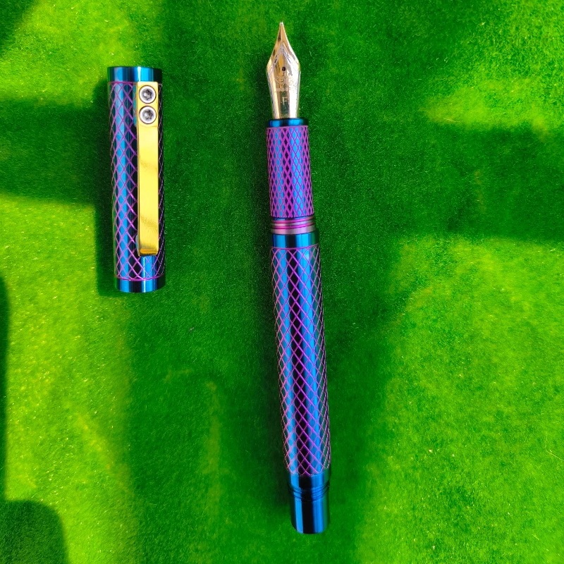 BALAOYE Purple Titanium Alloy Fountain Pen Long Knife 1.0mm Tip Golden Fish Scales Nib Calligraphy Pen Ideal Gift Calligraphy
BALAOYE Purple Titanium Alloy Fountain Pen Long Knife 1.0mm Tip Golden Fish Scales Nib Calligraphy Pen Ideal Gift Calligraphy