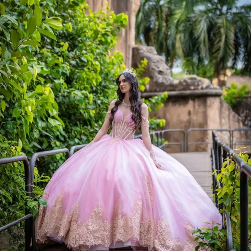 Customized Shiny Pink Quinceanera Dresses Off the Shoulder golden Sequin decal crystal Bow Long tail Vestido 15 Quinceanera
Customized Shiny Pink Quinceanera Dresses Off the Shoulder golden Sequin decal crystal Bow Long tail Vestido 15 Quinceanera