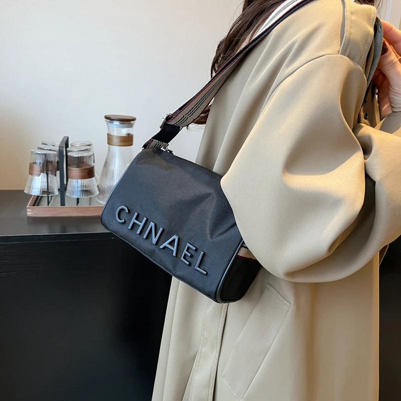 New Simple Versatile Women's Nylon Cloth Single Shoulder Crossbody Bag Fashion Trendy Sports Storage Bags
New Simple Versatile Women's Nylon Cloth Single Shoulder Crossbody Bag Fashion Trendy Sports Storage Bags