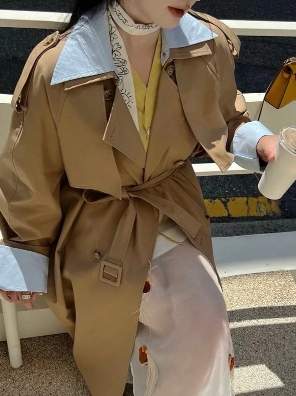 Retro Lapel Patchwork Long Waist-Cinching Coat for Women Autumn 2025 High-End Feel Belted Knee-Length Outerwear
Retro Lapel Patchwork Long Waist-Cinching Coat for Women Autumn 2025 High-End Feel Belted Knee-Length Outerwear