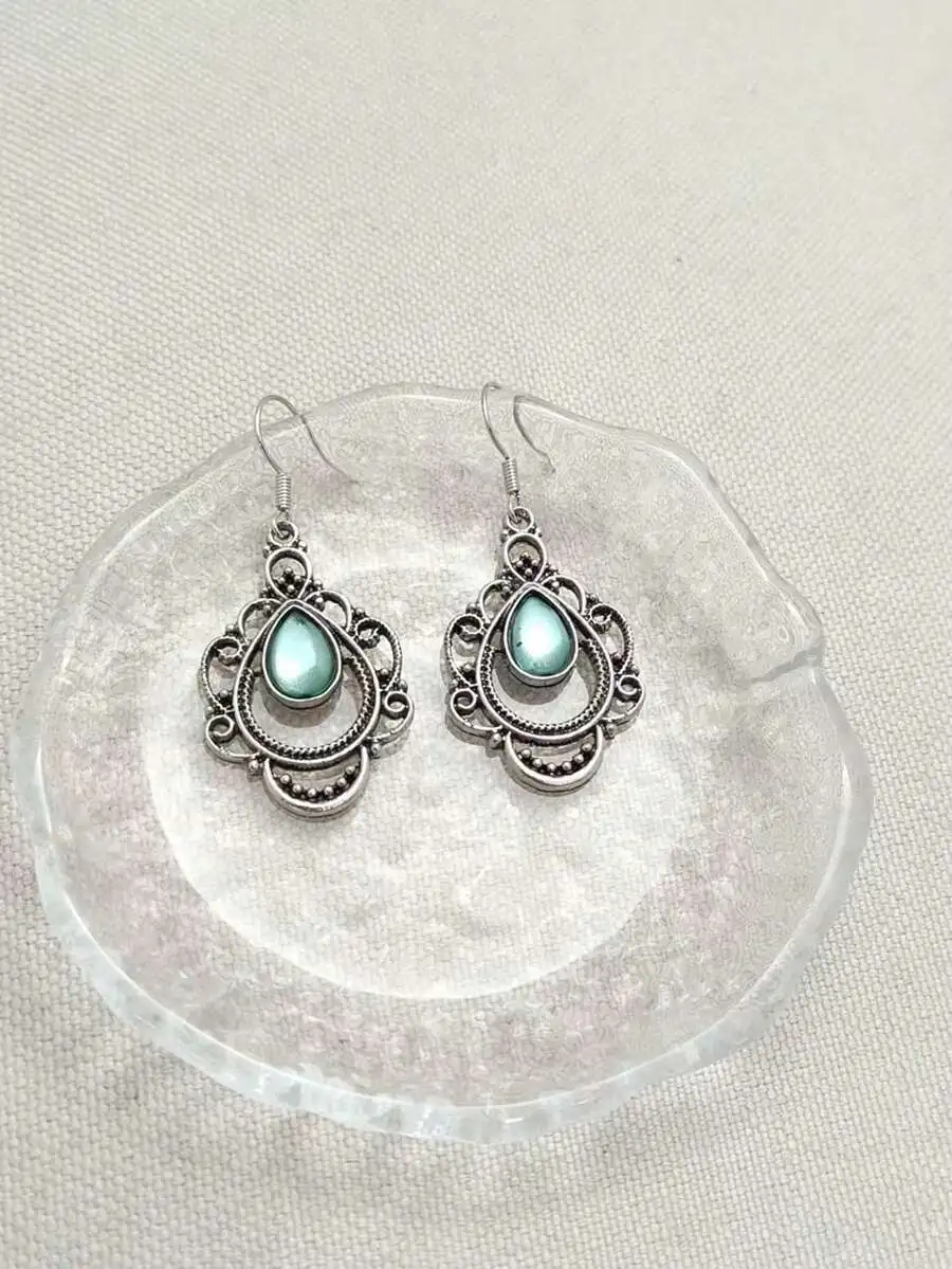 Vintage Bohemian Green Teardrop Hollow Carved Faux Gem Pendant Earrings For Women Daily Party Travel Jewelry
Vintage Bohemian Green Teardrop Hollow Carved Faux Gem Pendant Earrings For Women Daily Party Travel Jewelry