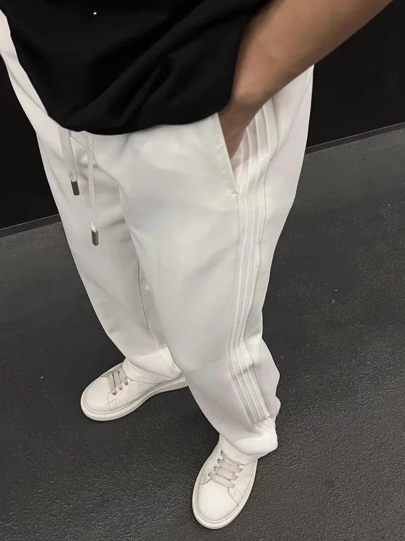 Летние мужские спортивные повседневные брюки 2025 года: высококачественные, в стиле пэчворк, с полосками, свободного кроя, европейский стиль, длинные, модные, прямые, без стрейча
Летние мужские спортивные повседневные брюки 2025 года: высококачественные, в стиле пэчворк, с полосками, свободного кроя, европейский стиль, длинные, модные, прямые, без стрейча