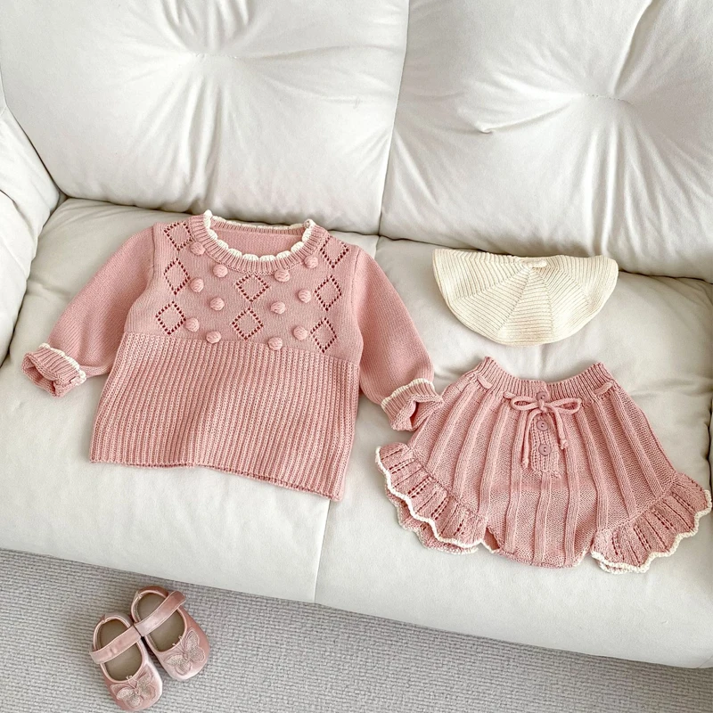 Winter new baby clothing, 0-3 year old female baby, protective shell edge sweater handmade ball top shorts set
Winter new baby clothing, 0-3 year old female baby, protective shell edge sweater handmade ball top shorts set