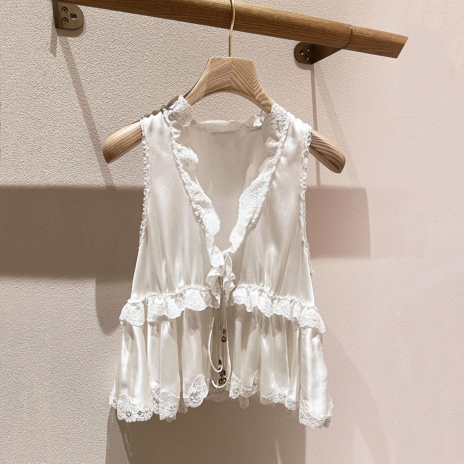 Luxury Lace Trim Sleeveless Blouse Spring 2026 New Arrival Elegant Shirt Style Women's Casual Wear V-Neck Straight Cut
Luxury Lace Trim Sleeveless Blouse Spring 2026 New Arrival Elegant Shirt Style Women's Casual Wear V-Neck Straight Cut