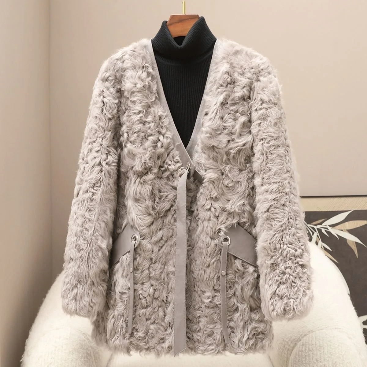 Hot selling new winter V-neck fashionable high-quality wool casual mid-length genuine fur coat for women
Hot selling new winter V-neck fashionable high-quality wool casual mid-length genuine fur coat for women