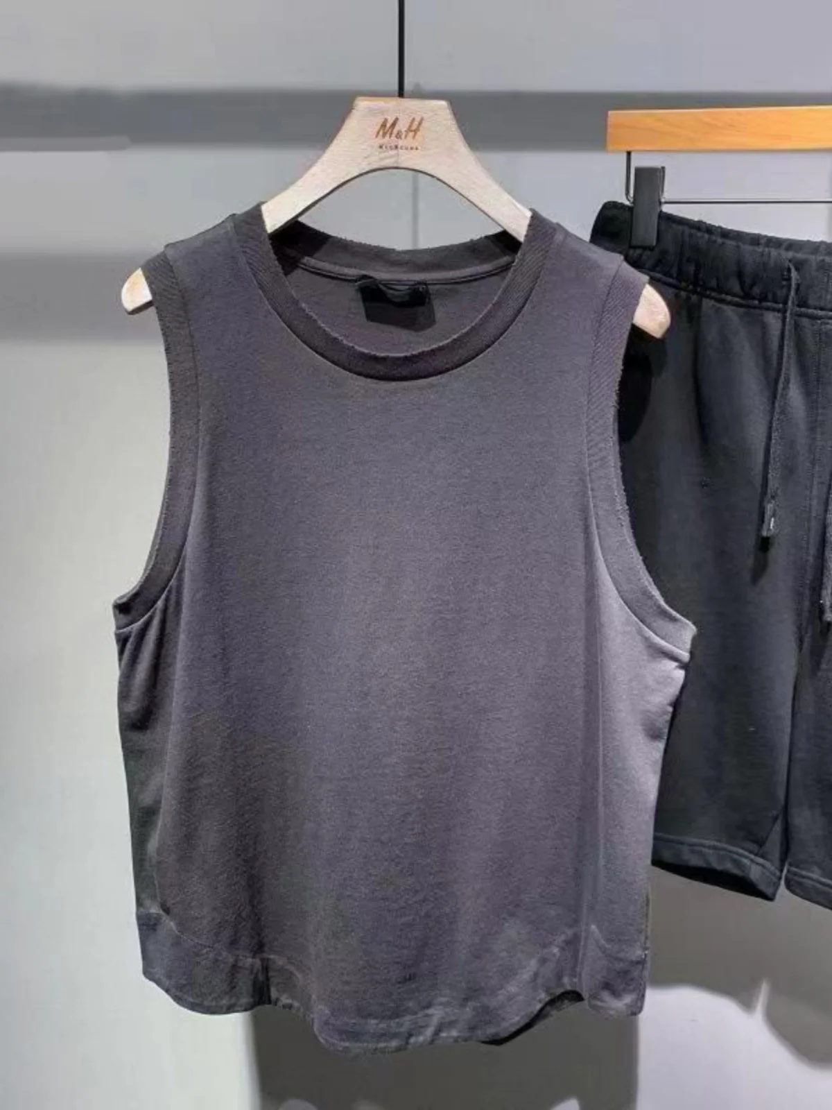 Loose Fit American Retro High Street Vest Men's Summer Outdoor round Ne Svel T-irt Inner Trendy Youth Casual Faion
Loose Fit American Retro High Street Vest Men's Summer Outdoor round Ne Svel T-irt Inner Trendy Youth Casual Faion